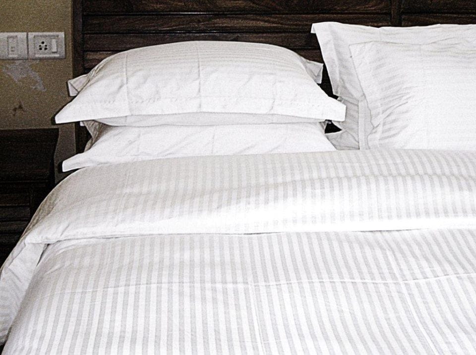luxurious 300tc satin stripe polycotton white bedsheets and pillow covers